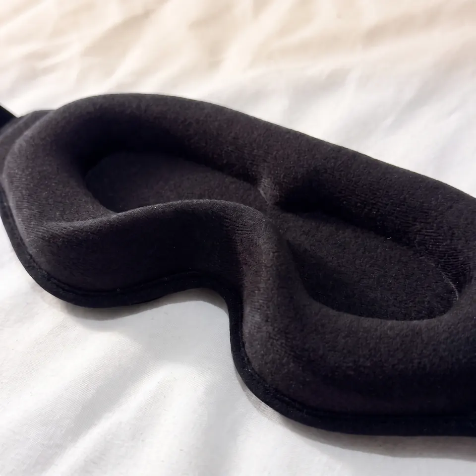 Interior del antifaz NOCTE negro con las copas 3D contorneadas.